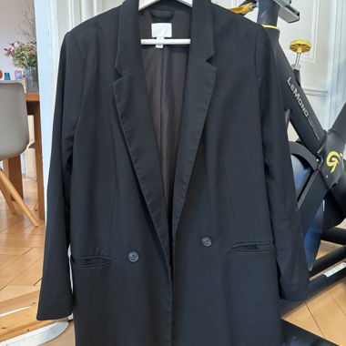 Blazer nero con etichetta