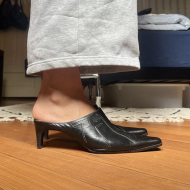 Mules di pelle nere con tacco