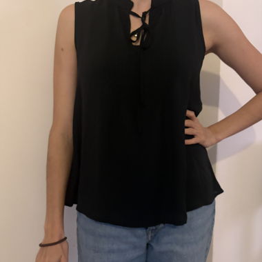 Blusa nera senza maniche