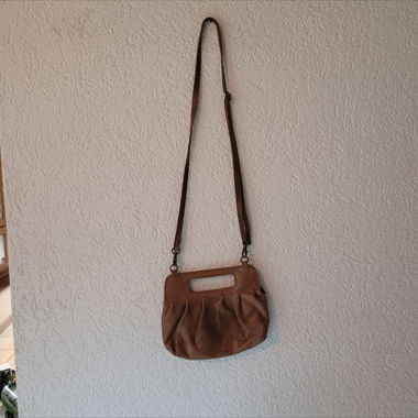 1 kleine Umhängetasche