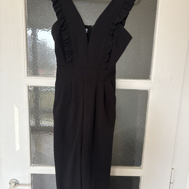 Schwarzer Volant-Jumpsuit