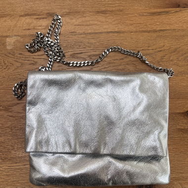 Clutch argentata di Pieces