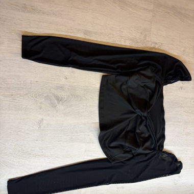 Top nero a maniche lunghe