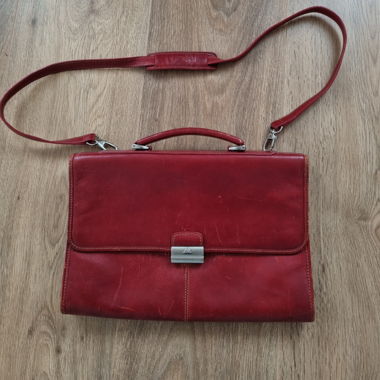 Rote Ledertasche