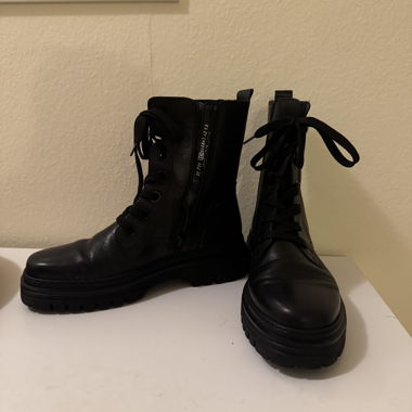 Schwarze Schnürboots