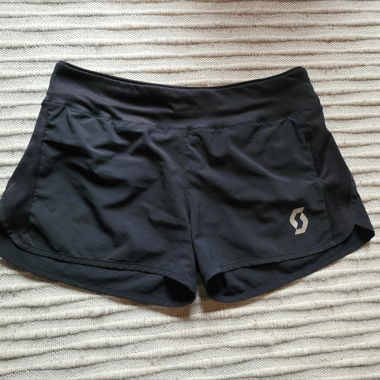 Kurzes Sportshort der Marke Scott