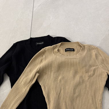 Dünner Pullover in Beige und Schwarz