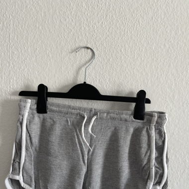Kurze graue Hose