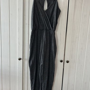Grauer langer Jumpsuite