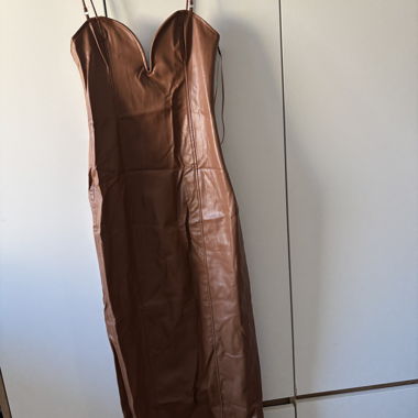 Vestito marrone in ecopelle con spalline sottili