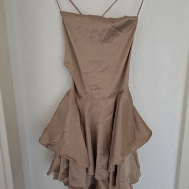 Abito beige con spalline sottili