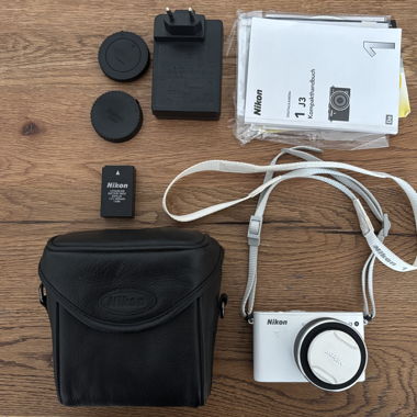 Nikon 1 J3 Kamera inkl. Ersatzakku & Zubehör