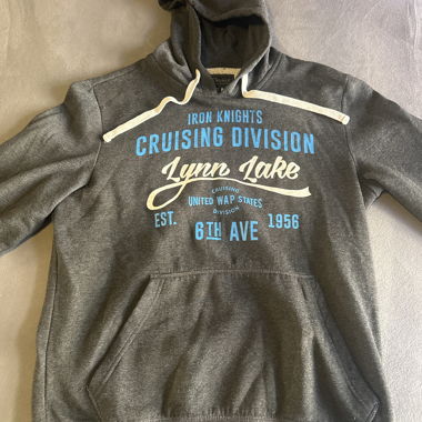 Grauer Hoodie mit Print und Kängurutasche
