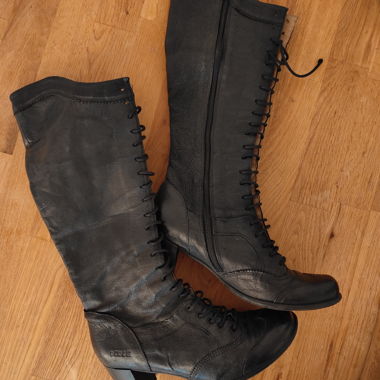 Under-knee leather boots