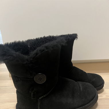 UGGs Schwarz mit Knopf