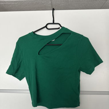 T-shirt verde con cutout