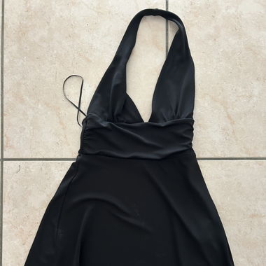 Abito nero con scollo halter