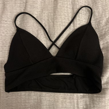 Top bikini nero a coste
