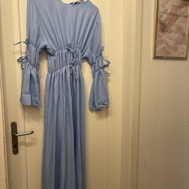 Hellblaues Langarmkleid