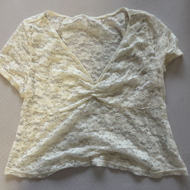 Haut en dentelle blanche