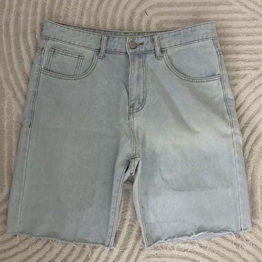 Hellblaue Denim-Shorts