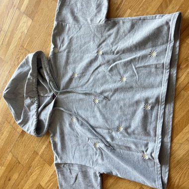 Hoodie a maniche corte grigio con margherite