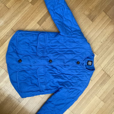 Blaue Steppjacke