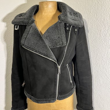 Kurze GUESS-Jacke schwarz