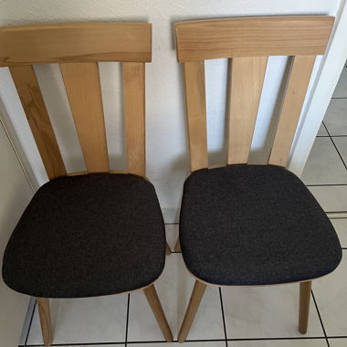 2 sedie in legno con rivestimento scuro