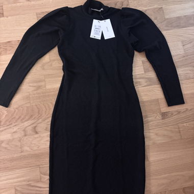 Robe noire à manches longues