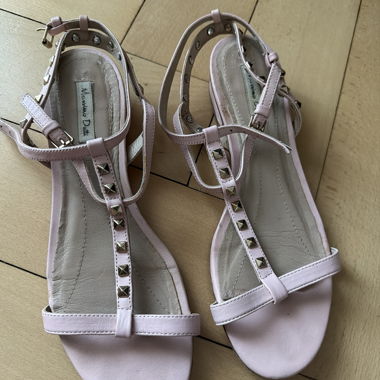 Rosa Nieten-Sandalen