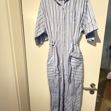 Gestreifte BCBGMAXAZRIA-Jumpsuit