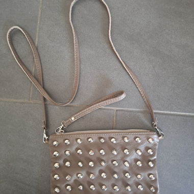 Borsa a tracolla borchiata in pelle color taupe