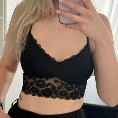 Haut en dentelle noire