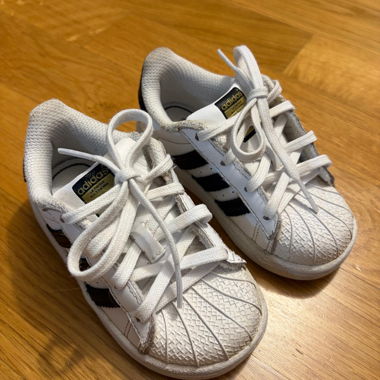 Baskets enfant Adidas Superstar taille 23