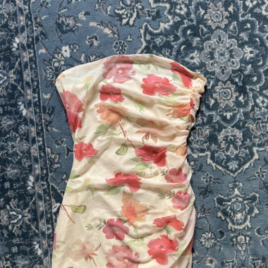 Blumiges Etuikleid