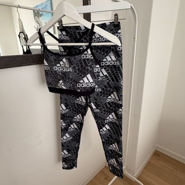 Set sportivo Adidas con bustier e leggings