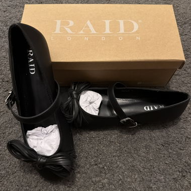 Schwarze Ballerinas mit Riemen