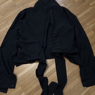 Schwarzer Crop-Top mit Bindebändern