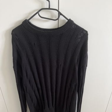 Pull noir troué 