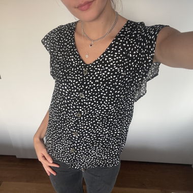 schwarz-weisse gepunktete Bluse