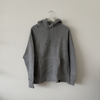 grey sweatshirt