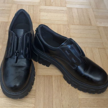 Schwarze Schuhe mit dicker Sohle
