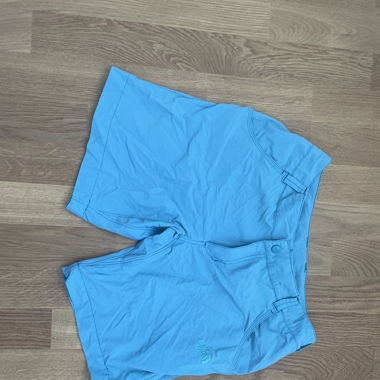 Kurze blaue Wanderhosen