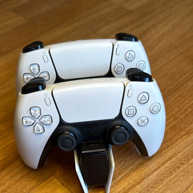 2 PlayStation 5 Controller plus ladestation