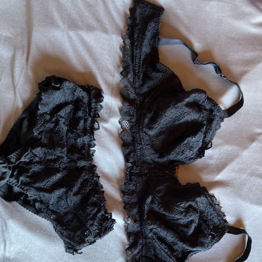 Schwarzer Spitzen BH mit Slip
