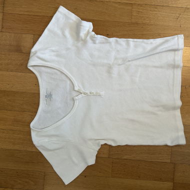 Weisses T-Shirt mit Knöpfen von Brandy Melville
