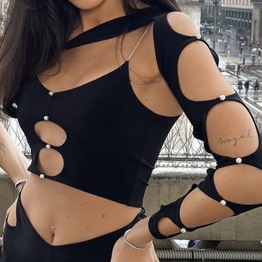 Top nero con cut-out