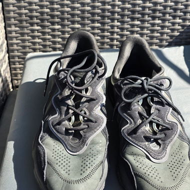 Schwarze Sportschuhe