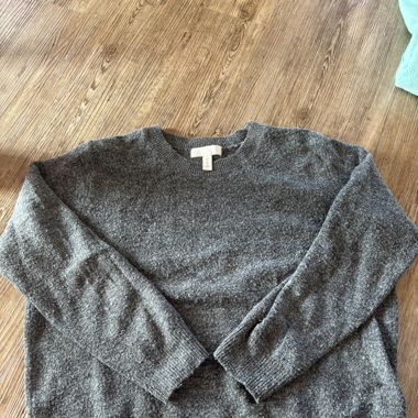Grauer Wollpullover